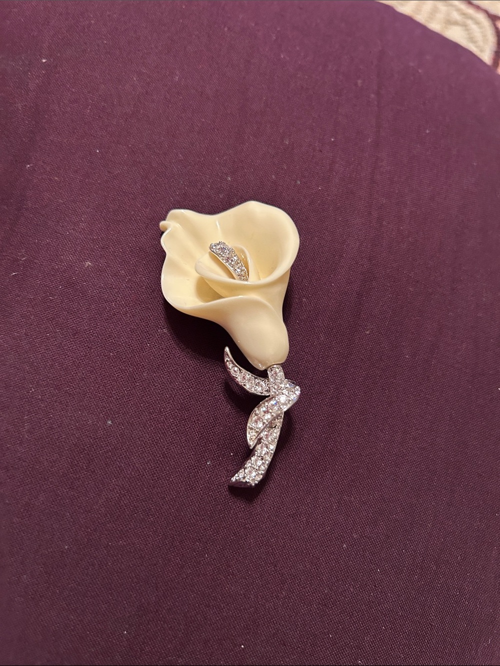 Vintage Cream Calla Lily Brooch with Crystal Stem – Elegant Floral Accent